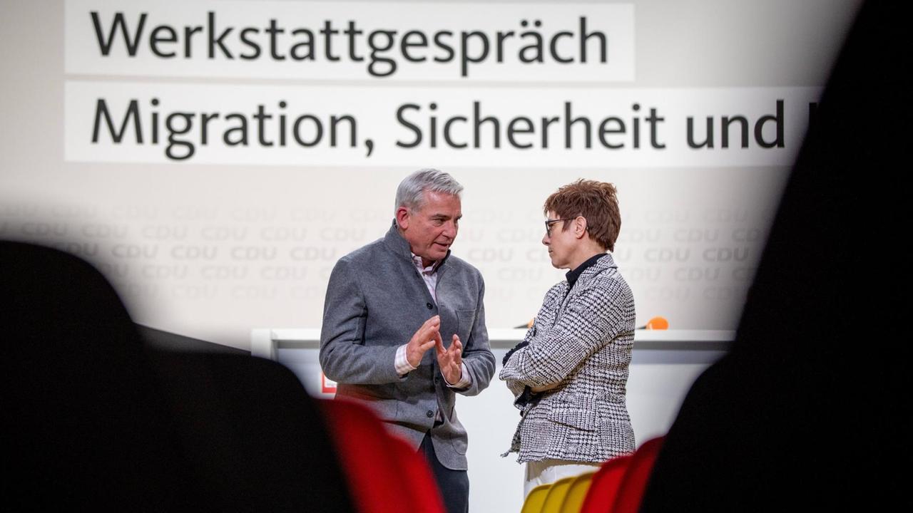 Annegret Kramp-Karrenbauer, CDU-Bundesvorsitzende, und Thomas Strobl (CDU), Innenminister in Baden-Württemberg, unterhalten sich nach der Vorstellung der Ergebnisse zum Abschluss des "Werkstattgesprächs" der CDU zu den Themen Migration, Sicherheit und Integration am 11.02.2019 in Berlin. Annegret Kramp-Karrenbauer, CDU-Bundesvorsitzende, und Thomas Strobl (CDU), Innenminister in Baden-Württemberg, unterhalten sich nach der Vorstellung der Ergebnisse zum Abschluss des "Werkstattgesprächs" der CDU zu den Themen Migration, Sicherheit und Integration am 11.02.2019 in Berlin.