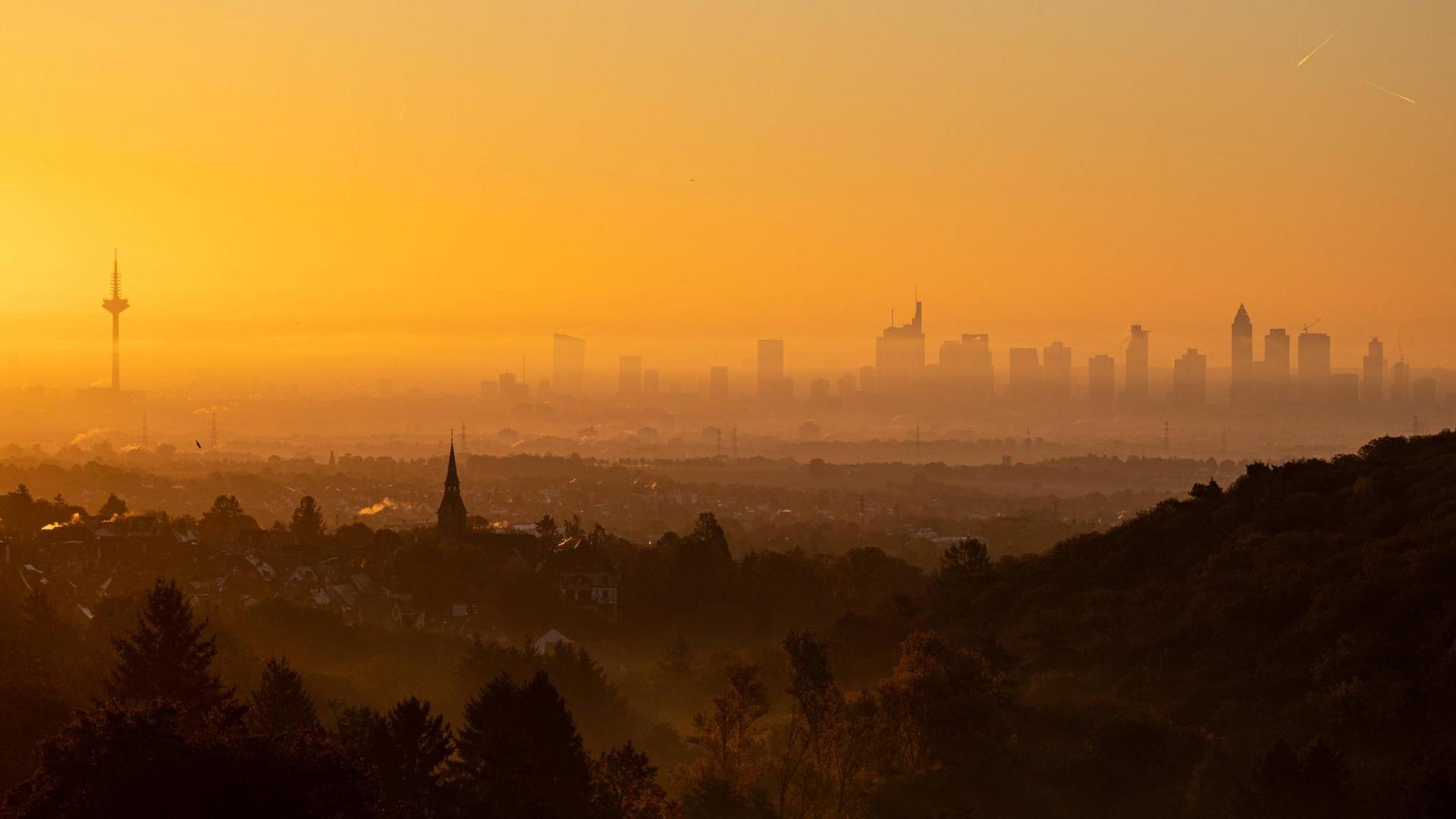 Sonnenaufgang über Frankfurt am Main. Die Skyline der Stadt im Morgenrot. Von Kronberg im Taunus aus gesehen, Oktober 2021. Sonnenaufgang über Frankfurt am Main. Die Skyline der Stadt im Morgenrot. Von Kronberg im Taunus aus gesehen, Oktober 2021.
