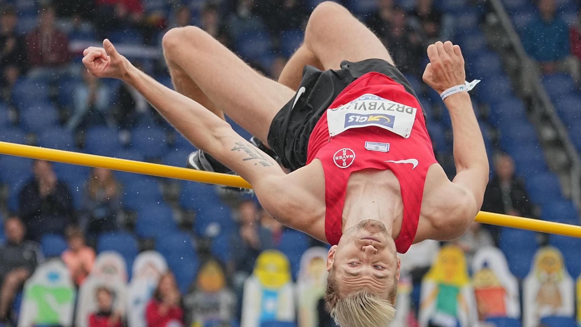 Leichtathlet Mateusz Przybylko springt rückwärts über die gelbe Hochsprunglatte Leichtathlet Mateusz Przybylko springt rückwärts über die gelbe Hochsprunglatte