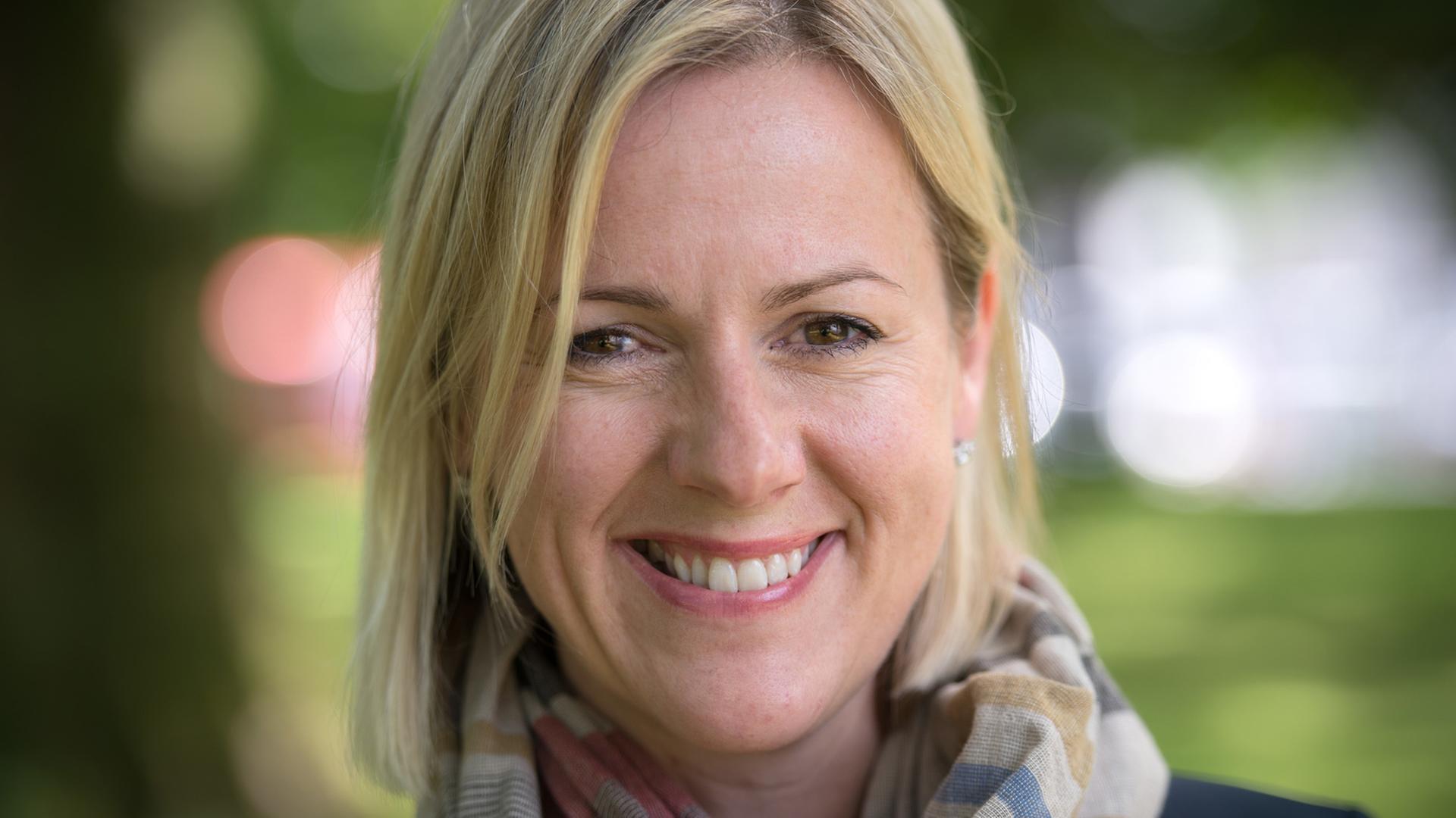 Die britische Schriftstellerin und Journalistin Jojo Moyes; Aufnahme vom Juni 2014 Die britische Schriftstellerin und Journalistin Jojo Moyes; Aufnahme vom Juni 2014