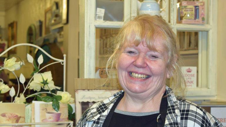 Helen McCain in ihrem neuen Café Helen McCain in ihrem neuen Café
