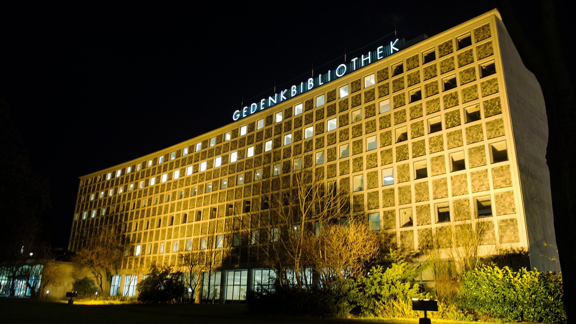 Erleuchtet ist am 07.01.2013 in Berlin die Amerika-Gedenkbibliothek am Blücherplatz. Diese Einrichtung gehört zur Zentral- und Landesbibliothek Berlin. Erleuchtet ist am 07.01.2013 in Berlin die Amerika-Gedenkbibliothek am Blücherplatz. Diese Einrichtung gehört zur Zentral- und Landesbibliothek Berlin.