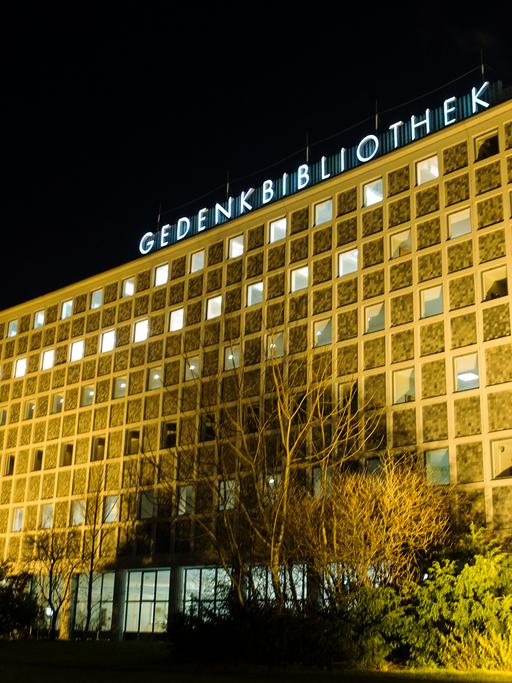 Erleuchtet ist am 07.01.2013 in Berlin die Amerika-Gedenkbibliothek am Blücherplatz. Diese Einrichtung gehört zur Zentral- und Landesbibliothek Berlin.