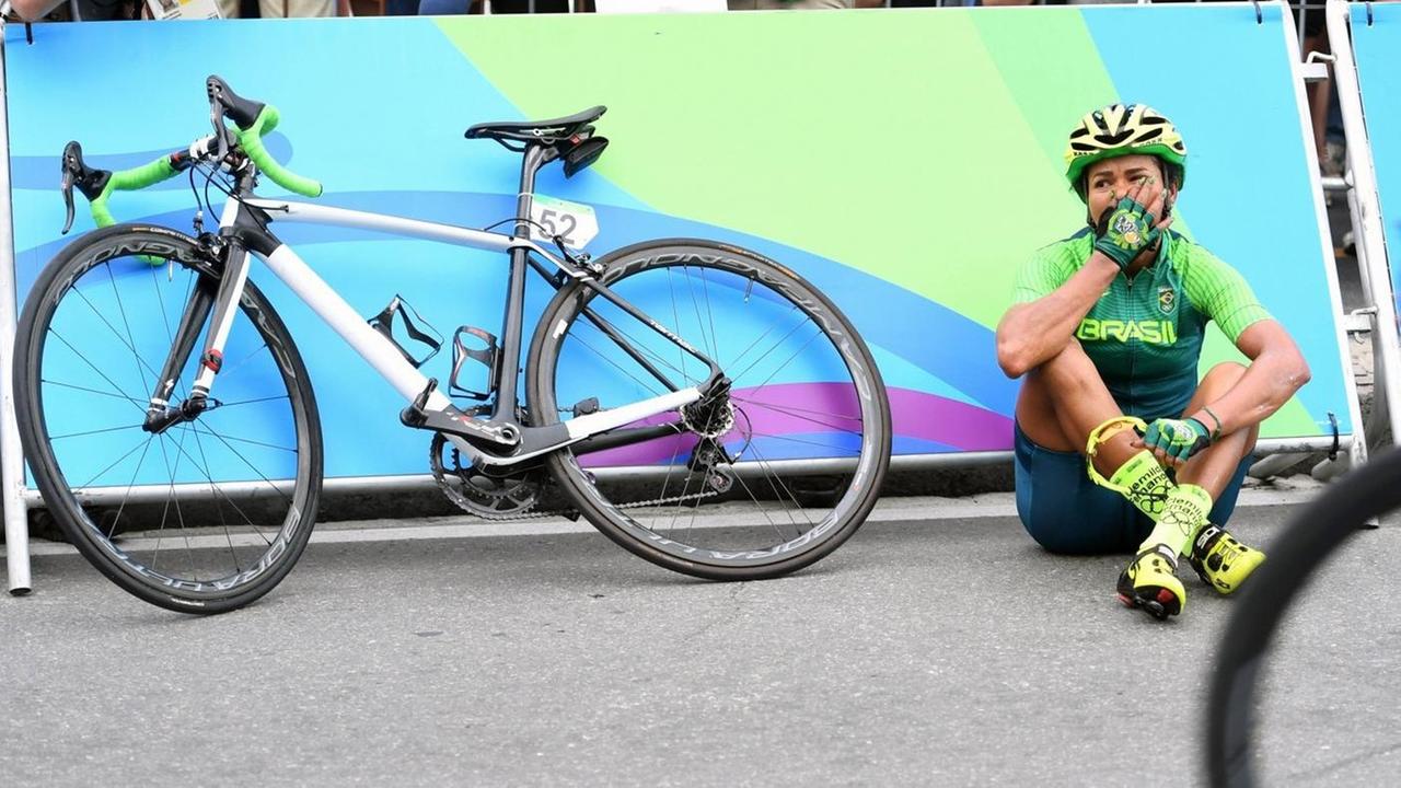 Fernandes Silva Clemilda aus Brasilien weint beim Olympischen Radrennen aus Enttäuschung. Fernandes Silva Clemilda aus Brasilien weint beim Olympischen Radrennen aus Enttäuschung.