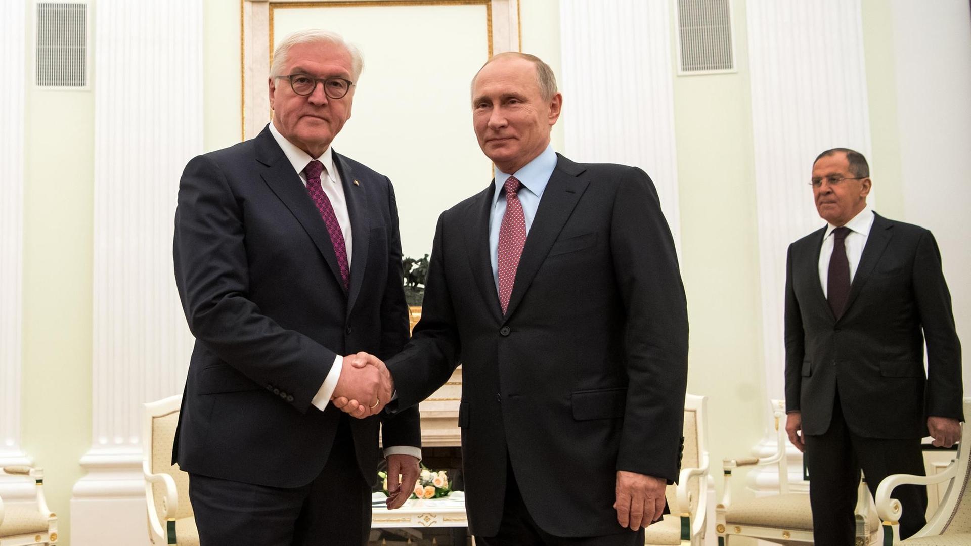 Bundespräsident Frank-Walter Steinmeier (l) und der russische Präsident Wladimir Putin treffen sich im Kreml in Moskau, rechts dahiner steht der russische Außenminister Sergej Lawrow (r). Bundespräsident Frank-Walter Steinmeier (l) und der russische Präsident Wladimir Putin treffen sich im Kreml in Moskau, rechts dahiner steht der russische Außenminister Sergej Lawrow (r).