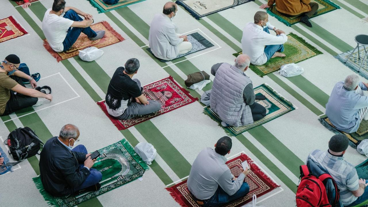 Gläubige beten mit Sicherheitsabstand in der Moschee des Islamischen Kulturzentrum ijn Wolfsburg. (Symbolbild)
