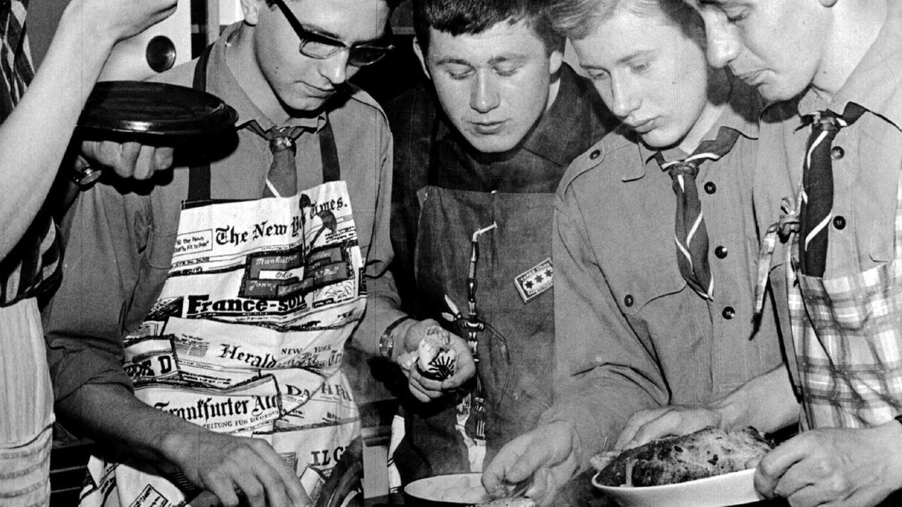 Pfadfinder des CVJM lernen in den 50er-Jahren in einem achtwöchigen Kurs kochen.