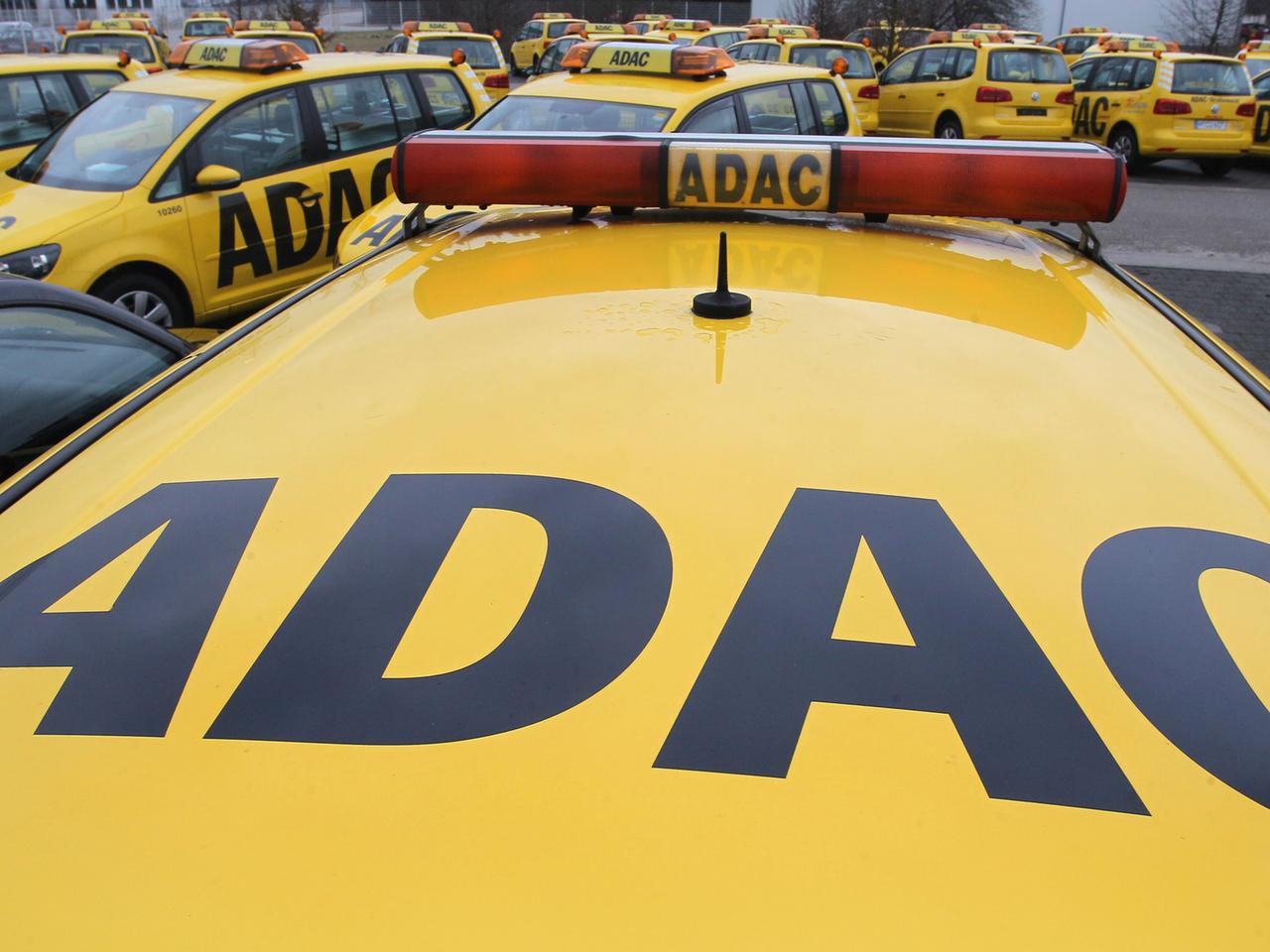 ADAC-Autos stehen auf einem Parkplatz ADAC-Autos stehen auf einem Parkplatz
