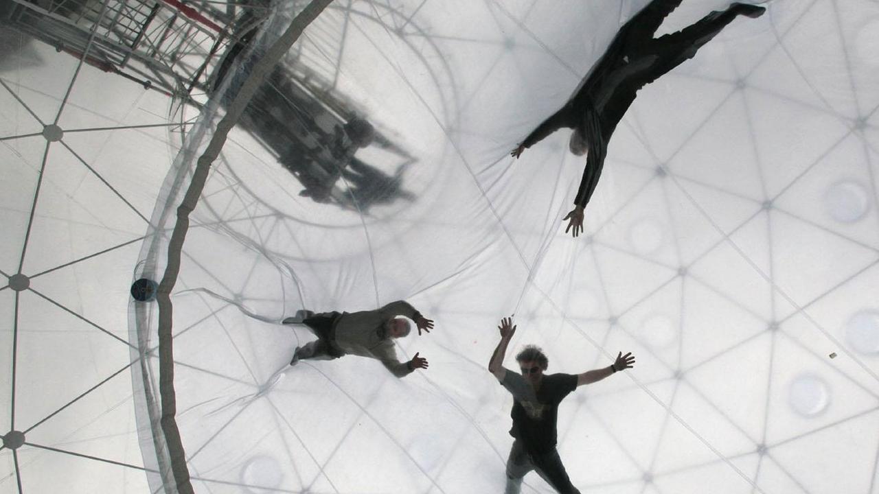 Psycho Buildings in der Hayward Gallery in London. Der Künstler ist Tomas Saraceno.Die Installation gehört zur einer Ausstellung. Psycho Buildings in der Hayward Gallery in London. Der Künstler ist Tomas Saraceno.Die Installation gehört zur einer Ausstellung.