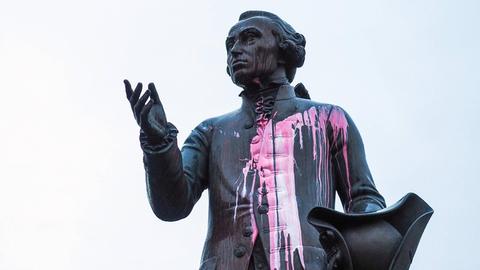 Farbangriff auf die Statue des Philosophen Immanul Kant in Kaliningrad