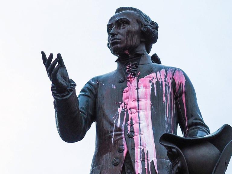 Farbangriff auf die Statue des Philosophen Immanul Kant in Kaliningrad