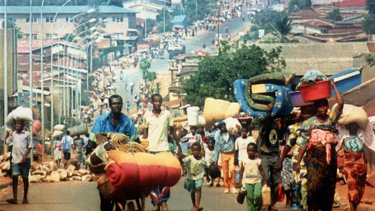 Blick auf heimkehrende Menschen, die nach ihrer Vertreibung aus der ruandischen Hauptstadt Kigali durch Rebellen der Patriotischen Front im Juli 1994 wieder in ihre Häuser zurückkehren durften.