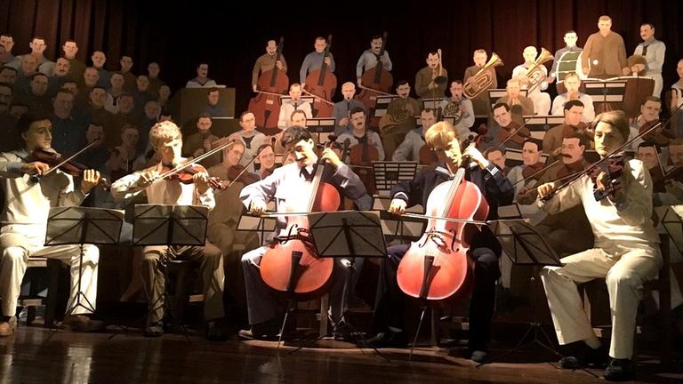 Die Original-Besetzung im Lager Bando am 1. Juni 1918 - mit Puppen im Deutsche Haus in Naruto nachgestellt. Sie haben Instrumente in der Hand. Die Original-Besetzung im Lager Bando am 1. Juni 1918 - mit Puppen im Deutsche Haus in Naruto nachgestellt. Sie haben Instrumente in der Hand.