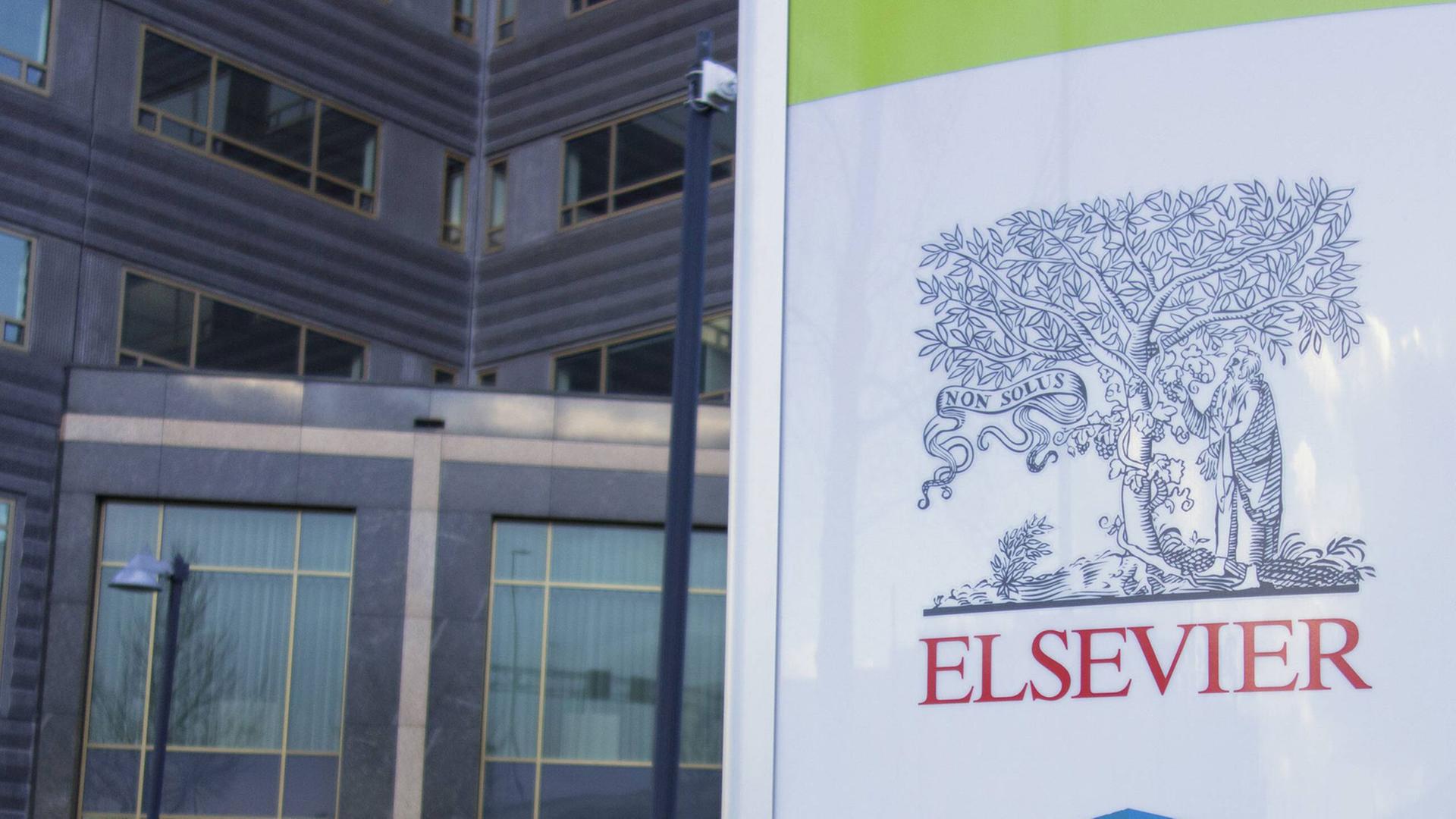 Eingangsschild vor einem Bürogebäude von Elsevier und anderen Unternehmen Eingangsschild vor einem Bürogebäude von Elsevier und anderen Unternehmen