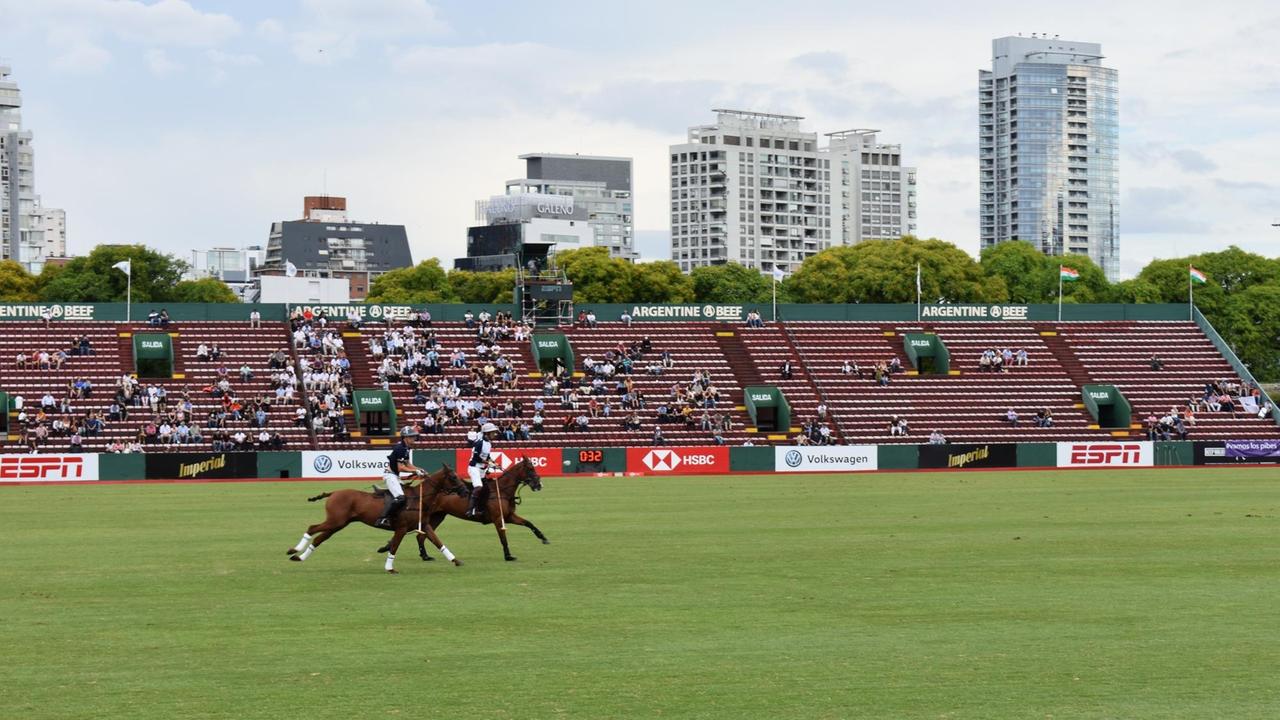 Ein Polo-Spieler reitet vor nur halb gefüllt Tribünen beim Spiel der offenen argentinischen Polo-Meisterschaft in Buenos Aires. Ein Polo-Spieler reitet vor nur halb gefüllt Tribünen beim Spiel der offenen argentinischen Polo-Meisterschaft in Buenos Aires.