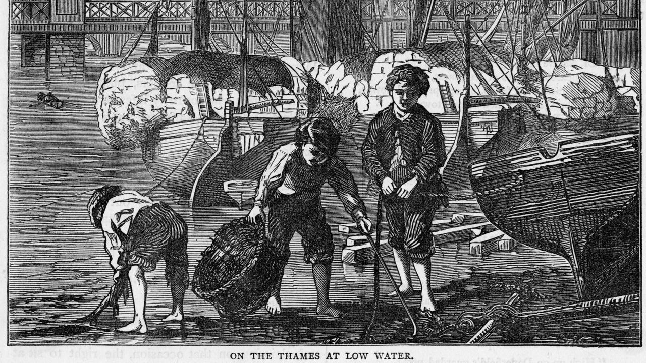 historische Abbildung von "Schlammspatzen": Kinder mit einem Korb suchen an der Themse Müll.