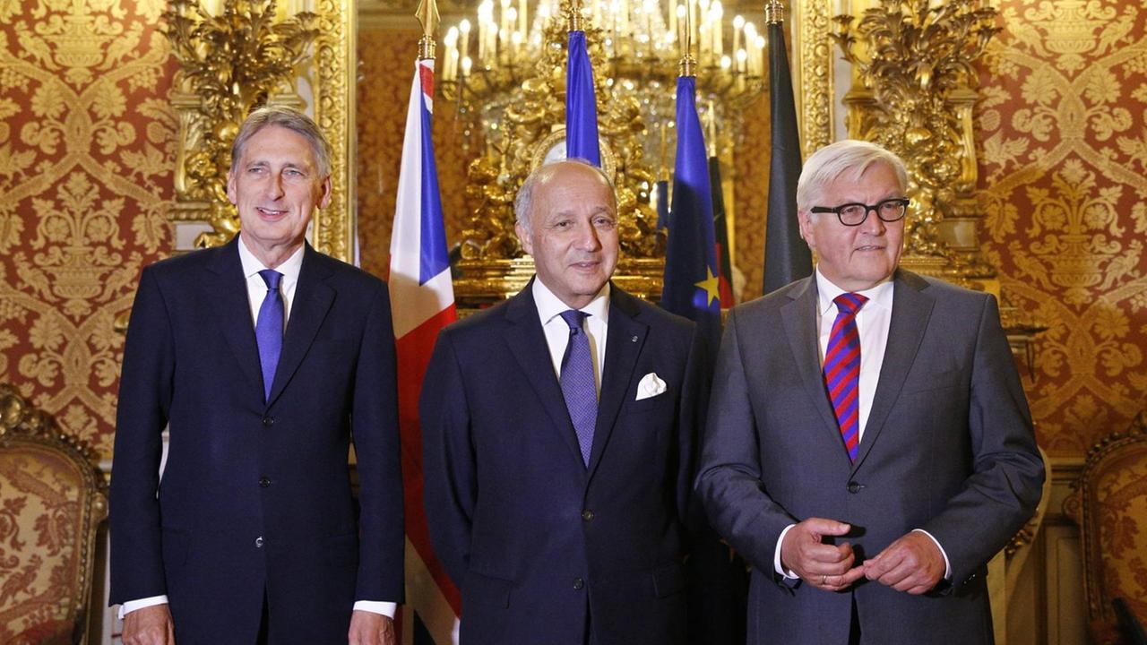 Frankreichs Außenminister Laurent Fabius (m), sein britischer Amtskollege Philip Hammond (l) und Bundesaußenminister Frank-Walter Steinmeier in Paris Frankreichs Außenminister Laurent Fabius (m), sein britischer Amtskollege Philip Hammond (l) und Bundesaußenminister Frank-Walter Steinmeier in Paris