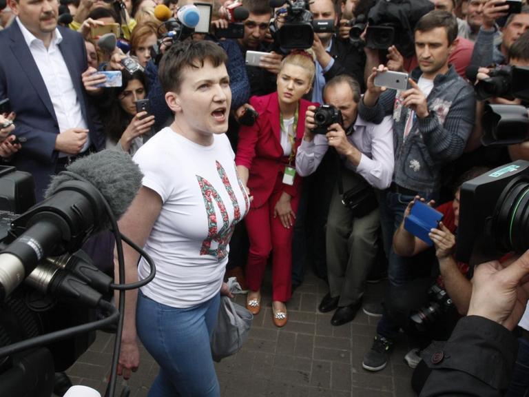 Die ukrainische Kampfpilotin Nadja Sawtschenko bei ihrer Ankunft in Kiew, umkreist von Kameras und Journalisten.
