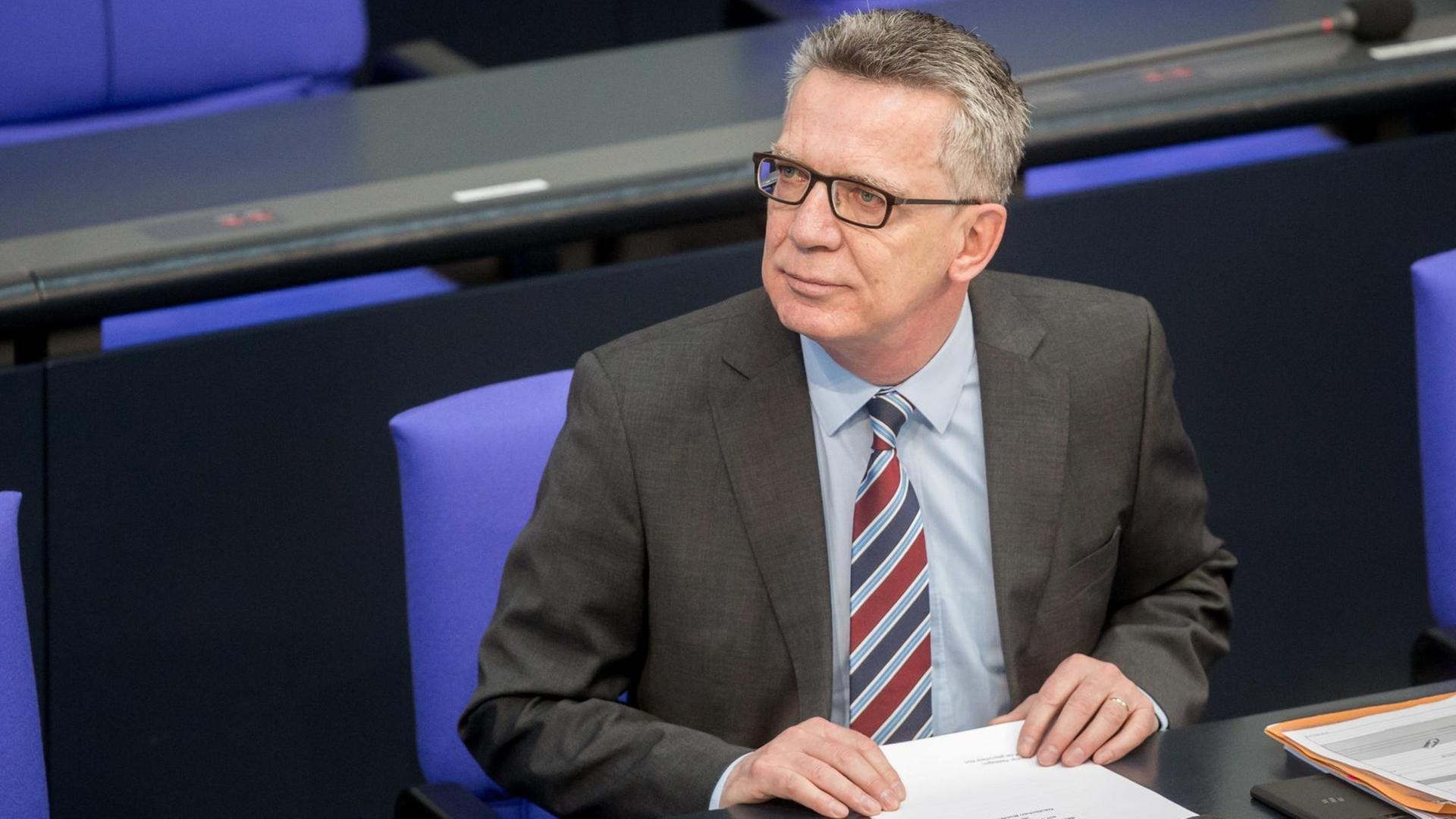 Thomas de Maizière sitzt auf der Ministerbank im Deutschen Bundestag in Berlin. Thomas de Maizière sitzt auf der Ministerbank im Deutschen Bundestag in Berlin.