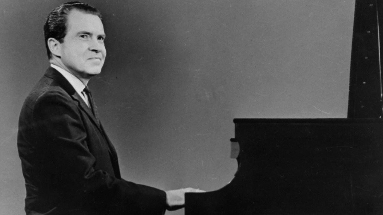Richard Nixon spielt während der Jack Parr TV-Show auf einem Klavier im März 1963 in New York.
