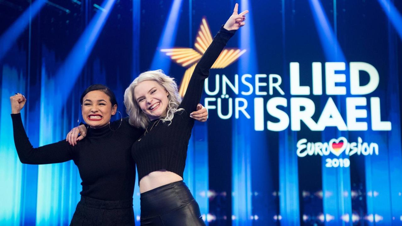 S!STERS, Laurita Spinelli (r) und Carlotta Truman, werden mit ihrem Song "Sister" Deutschland beim ESC in Tel Aviv vertreten. S!STERS, Laurita Spinelli (r) und Carlotta Truman, werden mit ihrem Song "Sister" Deutschland beim ESC in Tel Aviv vertreten.