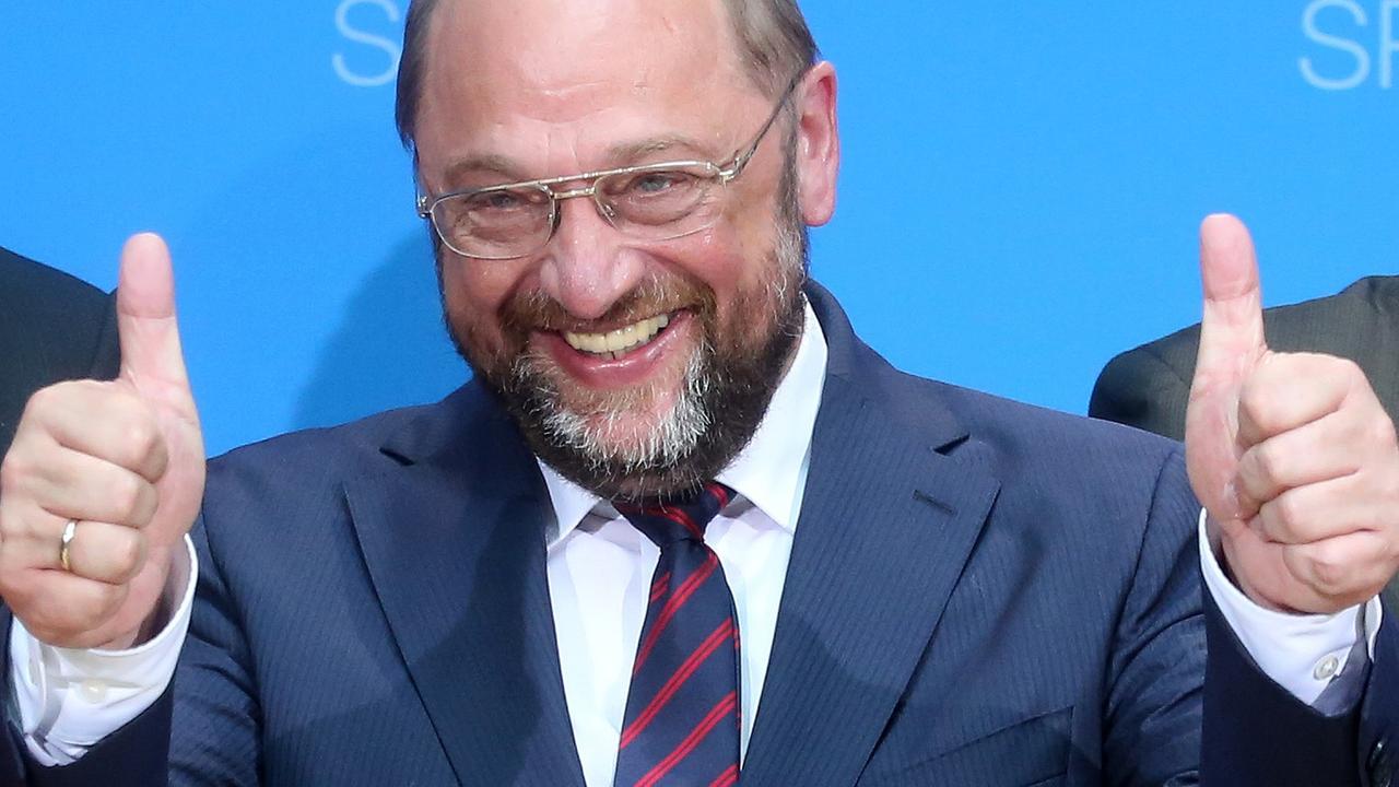 Martin Schulz (SPD) reckt beide Daumen in die Höhe Martin Schulz (SPD) reckt beide Daumen in die Höhe