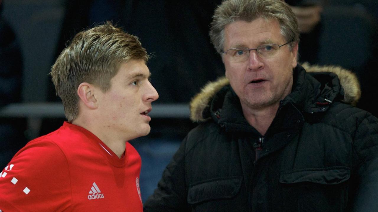 Toni Kroos (li.) mit seinem Vater Roland. Toni Kroos (li.) mit seinem Vater Roland.