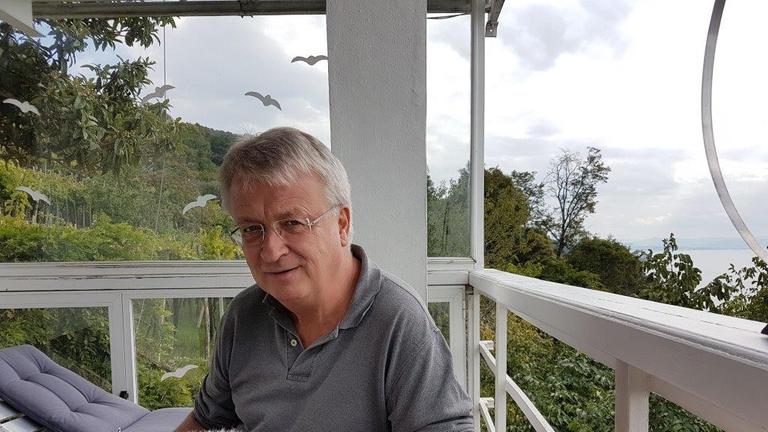Schriftsteller Veit Heinichen auf seiner Terasse in Triest Schriftsteller Veit Heinichen auf seiner Terasse in Triest