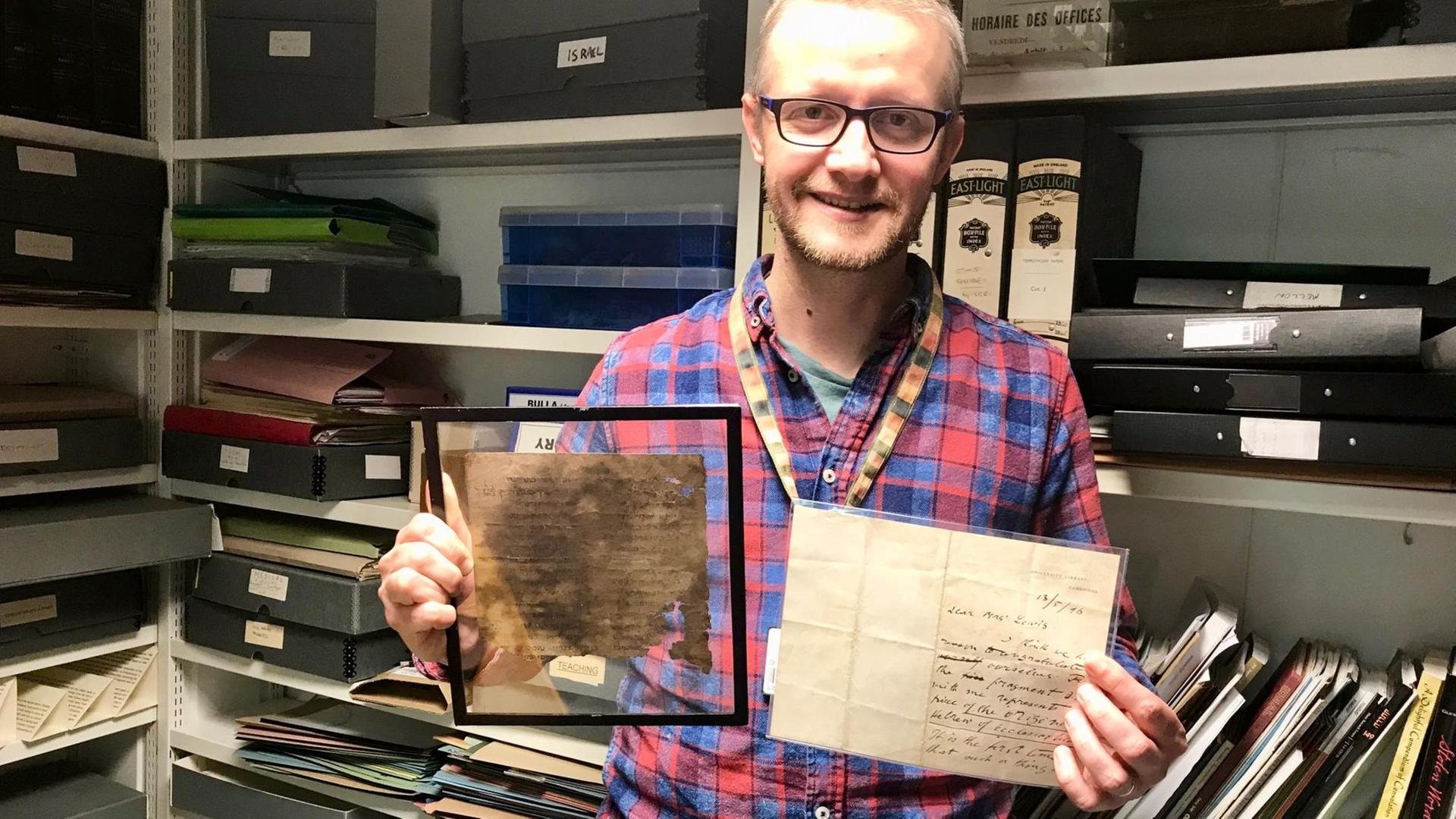 Professor Ben Outhwaite mit historisch wertvollen Dokumenten. Professor Ben Outhwaite mit historisch wertvollen Dokumenten.