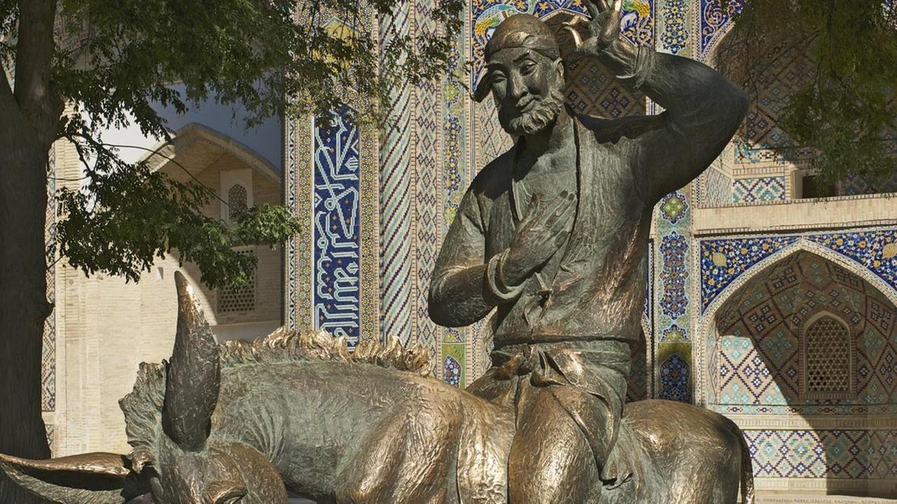 Eine Statue von Nasreddin Hodscha, sitzend auf einem Esel, in Usbekistan. Eine Statue von Nasreddin Hodscha, sitzend auf einem Esel, in Usbekistan.