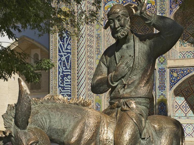 Eine Statue von Nasreddin Hodscha, sitzend auf einem Esel, in Usbekistan.