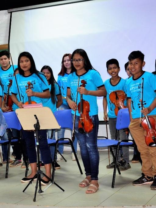Der Dirigent Eduardo Martinelli und sein Kollege Jardel Tartari haben in der brasilianischen Prärie ein Projekt gegründet, um mit klassischer Musik indigene Sprache und Kultur zu erhalten