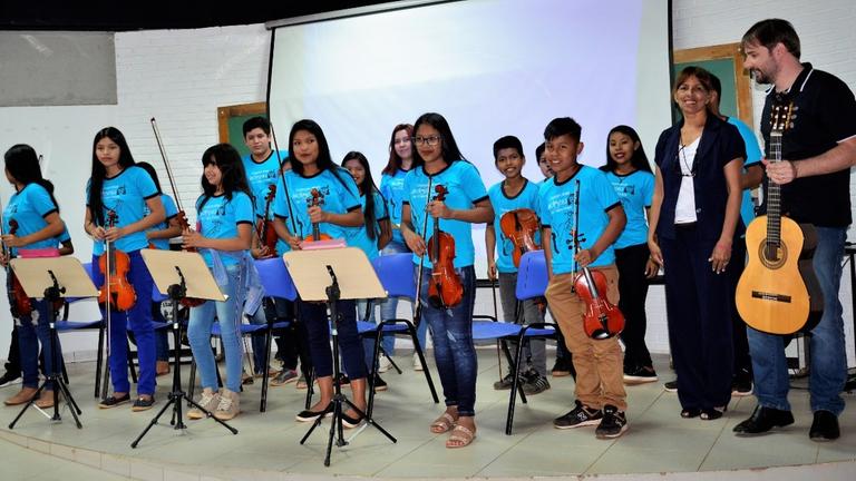 Der Dirigent Eduardo Martinelli und sein Kollege Jardel Tartari haben in der brasilianischen Prärie ein Projekt gegründet, um mit klassischer Musik indigene Sprache und Kultur zu erhalten Der Dirigent Eduardo Martinelli und sein Kollege Jardel Tartari haben in der brasilianischen Prärie ein Projekt gegründet, um mit klassischer Musik indigene Sprache und Kultur zu erhalten