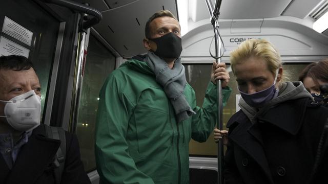 Kremkritiker Nawalny und seine Ehefrau stehen am Flughafen Moskau-Scheremetjewo in einem Bus.