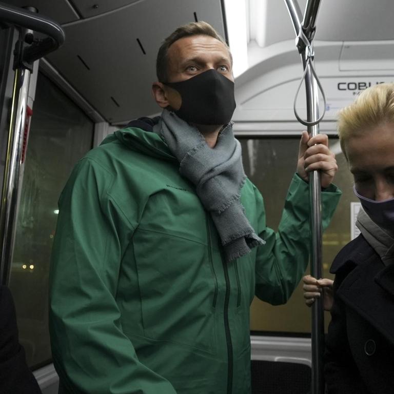 Kremkritiker Nawalny und seine Ehefrau stehen am Flughafen Moskau-Scheremetjewo in einem Bus.