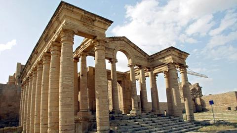 Der historische griechische Tempel von Mrn in Hatra, aufgenommen am 21.4.2003. Die ehemalige Stadt der Parther in einem Wüstengebiet im Nordwesten des Irak wurde 1985 als Kulturdenkmal in die Welterbe-Liste der Unesco aufgenommen. |
