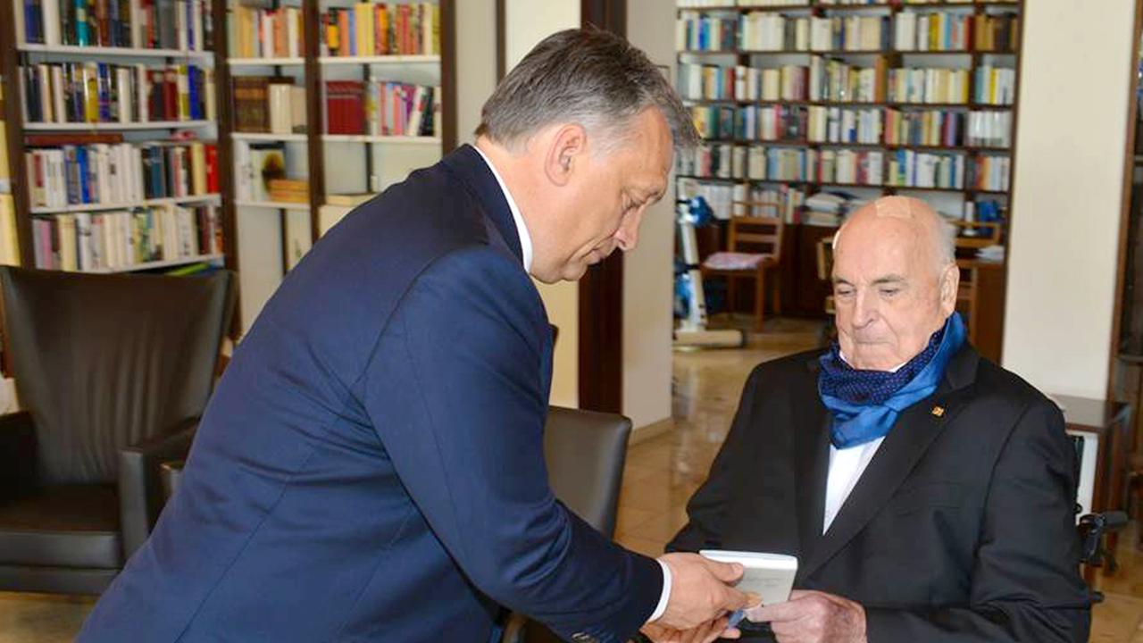 Ungarns Ministerpräsident Viktor Orban (l) besucht am 19.04.2016 in Oggersheim bei Ludwigshafen (Rheinland-Pfalz) den früheren Bundeskanzler Helmut Kohl (CDU) in dessen Privathaus. Ungarns Ministerpräsident Viktor Orban (l) besucht am 19.04.2016 in Oggersheim bei Ludwigshafen (Rheinland-Pfalz) den früheren Bundeskanzler Helmut Kohl (CDU) in dessen Privathaus.