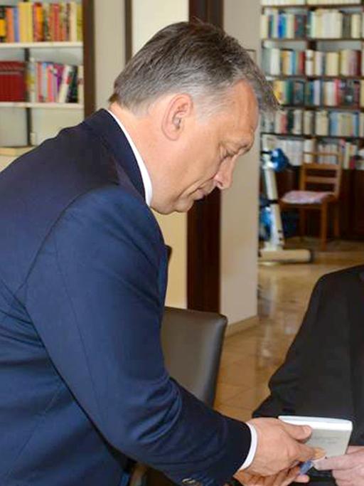 Ungarns Ministerpräsident Viktor Orban (l) besucht am 19.04.2016 in Oggersheim bei Ludwigshafen (Rheinland-Pfalz) den früheren Bundeskanzler Helmut Kohl (CDU) in dessen Privathaus.