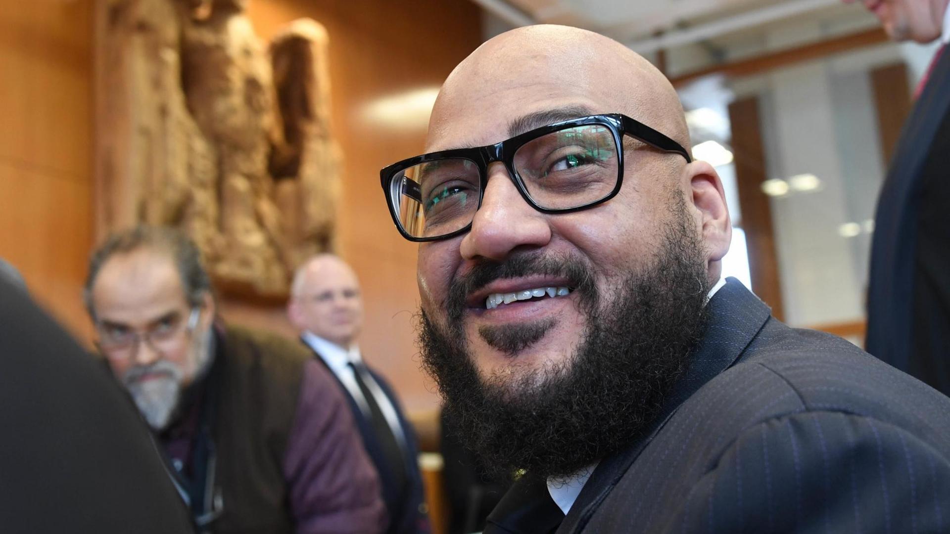 Der Musikproduzent und Beschwerdeführer Moses Pelham wartet am 31.05.2016 im Bundesverfassungsgericht in Karlsruhe (Baden-Württemberg) auf die Urteilsverkündung in Sachen Sampling. Der Musikproduzent und Beschwerdeführer Moses Pelham wartet am 31.05.2016 im Bundesverfassungsgericht in Karlsruhe (Baden-Württemberg) auf die Urteilsverkündung in Sachen Sampling.