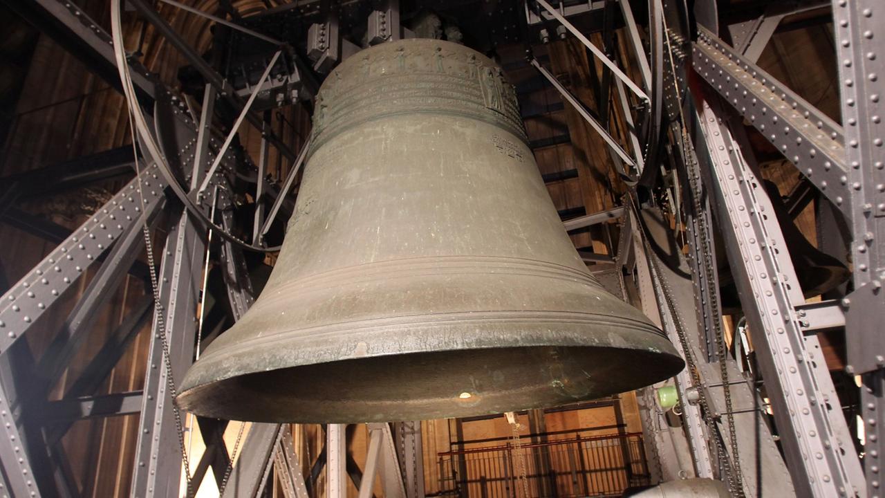 Unter dem "Dicken Pitter", der größten Glocke des Kölner Doms liegt am Freitag (07.01.2011) der abgefallene Klöppel. Materialermüdung war der Grund für das Abbrechen des Klöppels, Der Klöppel war am Donnerstag beim Läuten abgefallen und auf die Wartungsebene des Glockenstuhls gestürzt. Unter dem "Dicken Pitter", der größten Glocke des Kölner Doms liegt am Freitag (07.01.2011) der abgefallene Klöppel. Materialermüdung war der Grund für das Abbrechen des Klöppels, Der Klöppel war am Donnerstag beim Läuten abgefallen und auf die Wartungsebene des Glockenstuhls gestürzt.