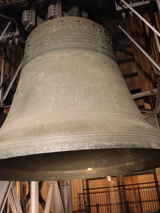 Unter dem "Dicken Pitter", der größten Glocke des Kölner Doms liegt am Freitag (07.01.2011) der abgefallene Klöppel. Materialermüdung war der Grund für das Abbrechen des Klöppels, Der Klöppel war am Donnerstag beim Läuten abgefallen und auf die Wartungsebene des Glockenstuhls gestürzt.