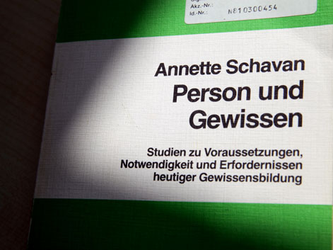 Die gebundene Dissertation von Bundesbildungsministerin Annette Schavan Die gebundene Dissertation von Bundesbildungsministerin Annette Schavan