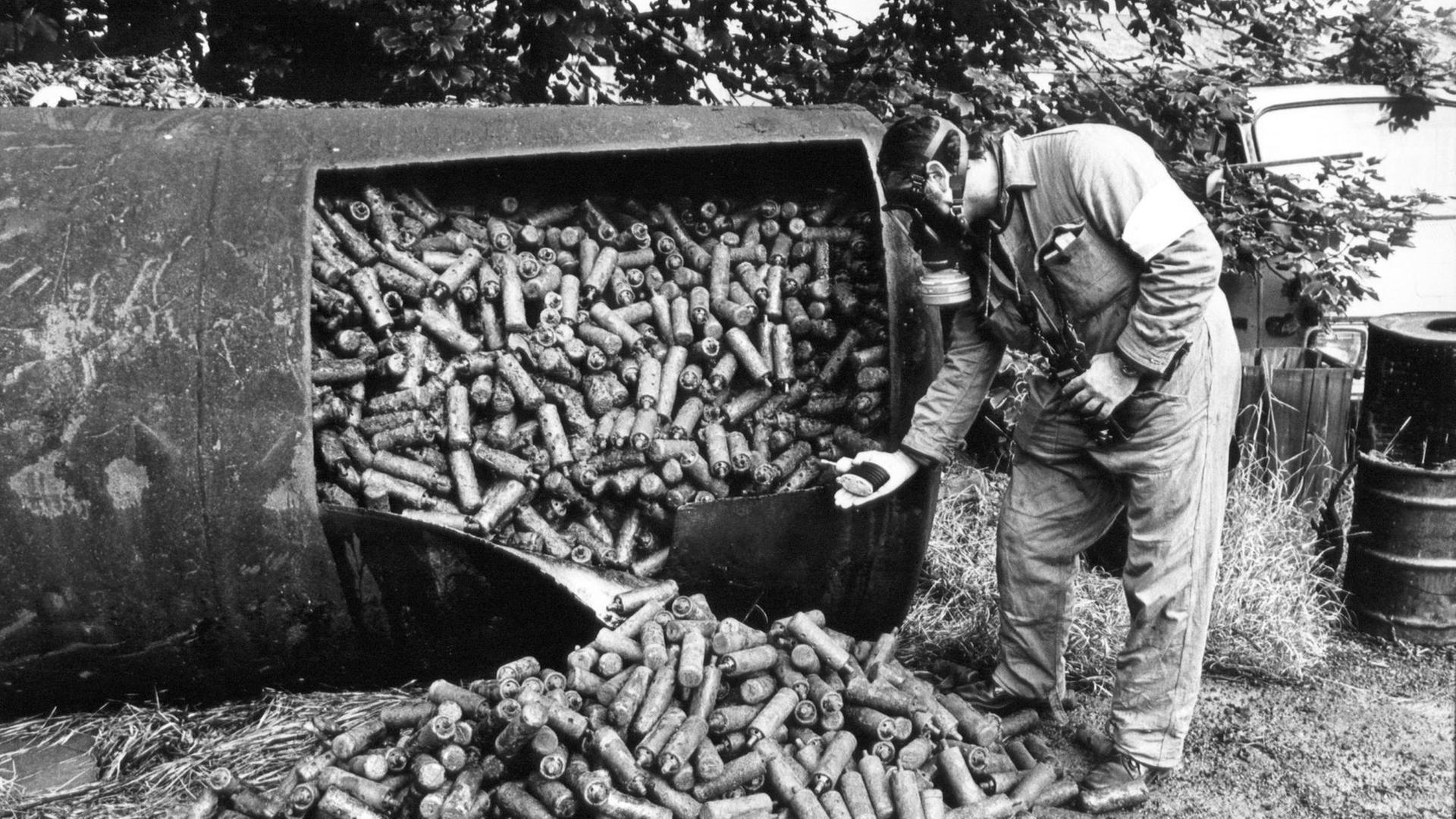 Ein Sprengstoffexperte vor großen Mengen Nebeltöpfe, aufgenommen am 13. September 1979. Ein Sprengstoffexperte vor großen Mengen Nebeltöpfe, aufgenommen am 13. September 1979.