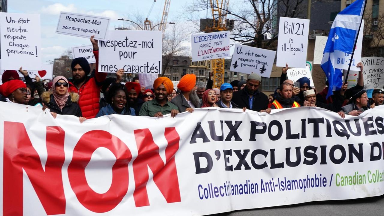 Demonstration gegen ein geplantes Verbot religiöser Symbole für einige Staatsbedienstete in Québec
