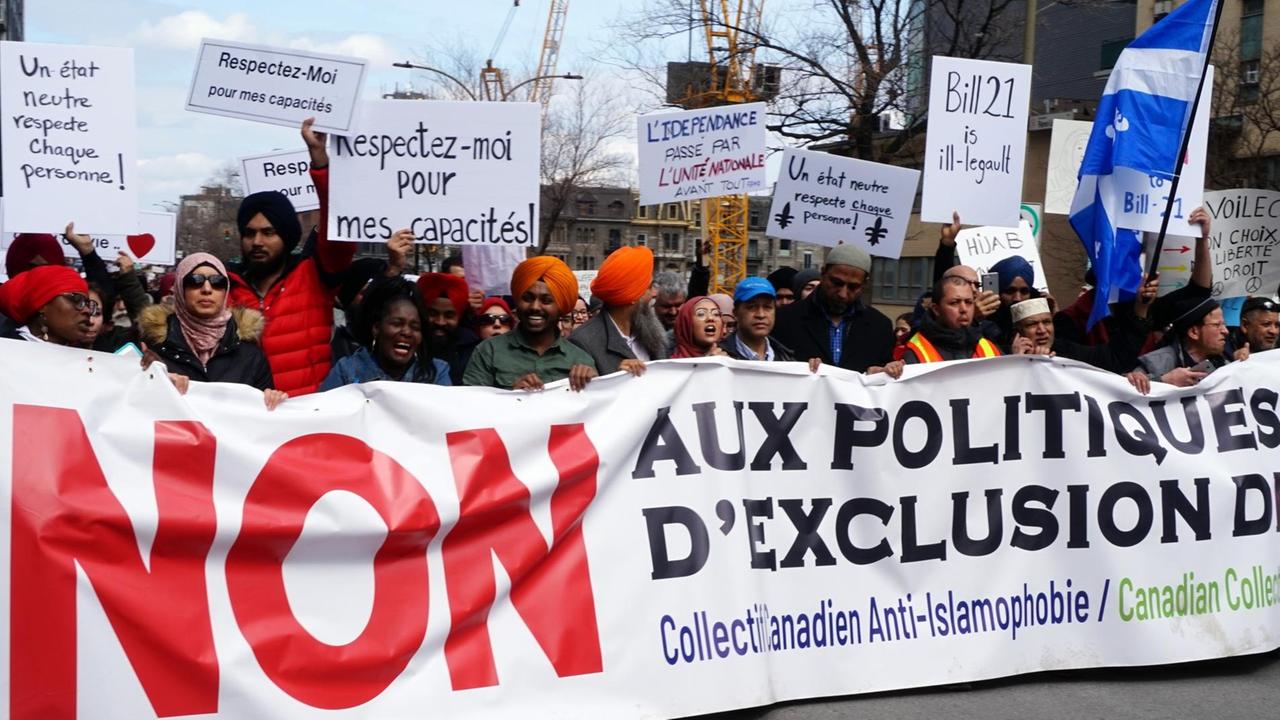 Demonstration gegen ein geplantes Verbot religiöser Symbole für einige Staatsbedienstete in Québec Demonstration gegen ein geplantes Verbot religiöser Symbole für einige Staatsbedienstete in Québec