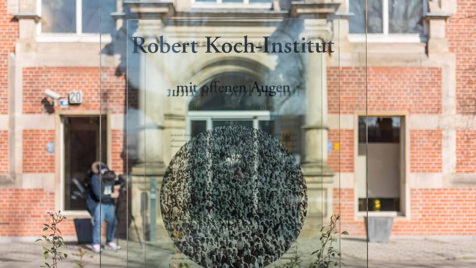 Das Robert Koch-Institut von außen - eine selbstständige deutsche Bundesoberbehörde für Infektionskrankheiten in Berlin Das Robert Koch-Institut von außen - eine selbstständige deutsche Bundesoberbehörde für Infektionskrankheiten in Berlin