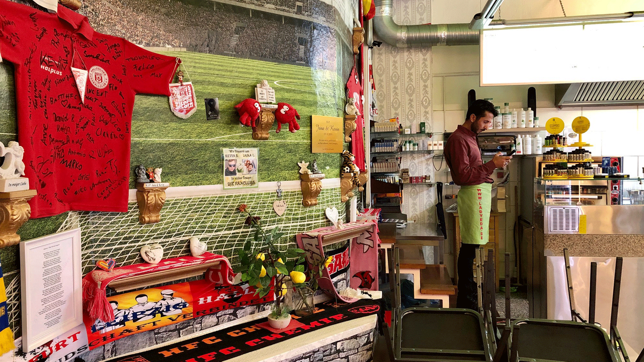 Ismet Tekin hat mit den Folgen des Anschlags auf seinen "Kiez-Döner" in Halle zu kämpfen. Ismet Tekin hat mit den Folgen des Anschlags auf seinen "Kiez-Döner" in Halle zu kämpfen.