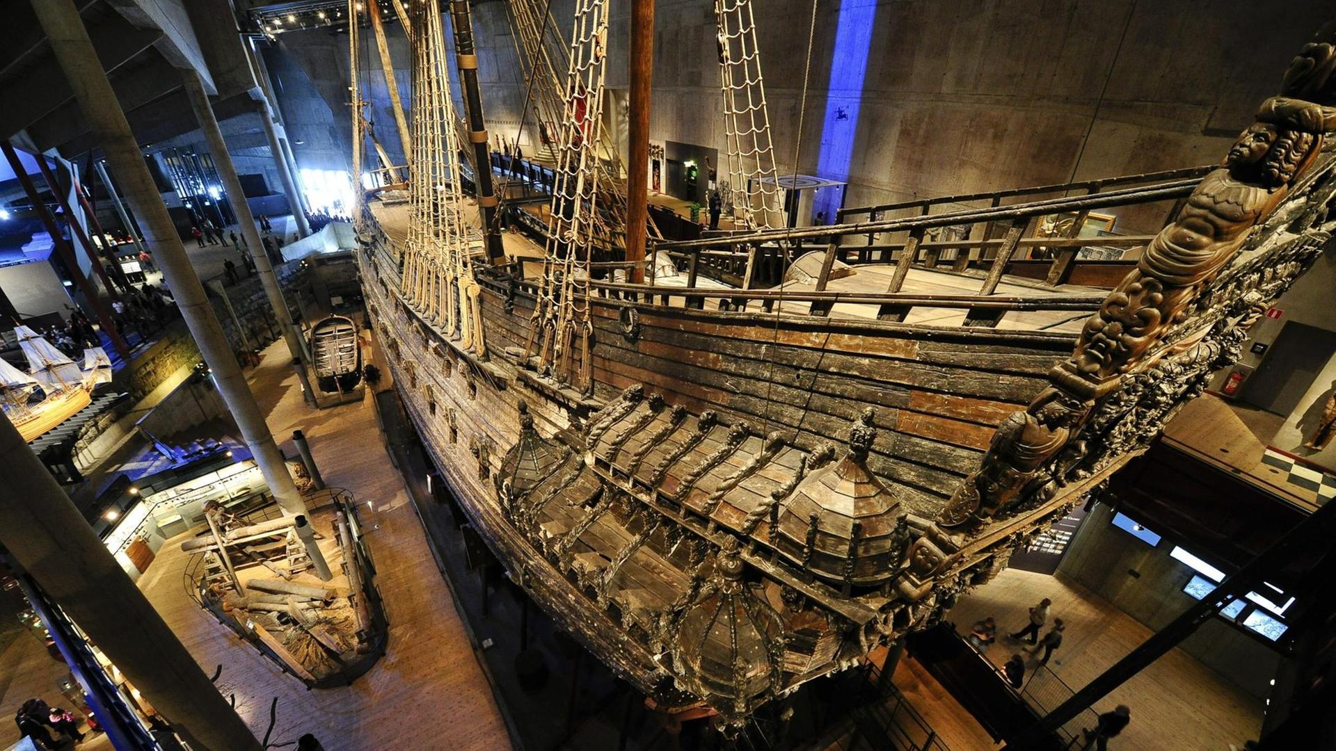 Die Galeone "Vasa" in der Ausstellungshalle in Stockholm. Das Schiff sank 1628 bei seiner Jungfernfahrt.