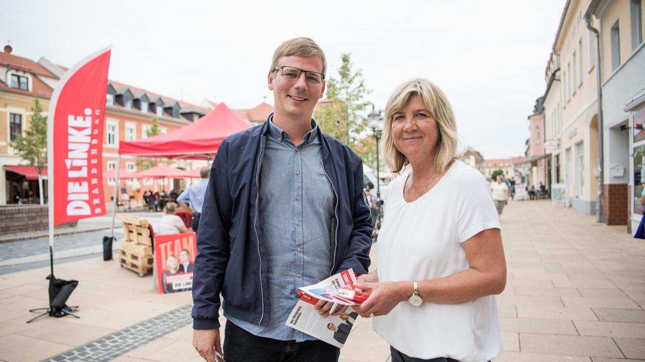 Sebastian Walter und Kathrin Dannenberg (Die Linke), Spitzenkandidaten ihrer Partei für die Landtagswahl in Brandenburg, verteilen beim Straßenwahlkampf auf dem "Boulevard" in Luckenwalde Flyer an Passanten. 05.08.2019, Brandenburg, Luckenwalde. Sebastian Walter und Kathrin Dannenberg (Die Linke), Spitzenkandidaten ihrer Partei für die Landtagswahl in Brandenburg, verteilen beim Straßenwahlkampf auf dem "Boulevard" in Luckenwalde Flyer an Passanten. 05.08.2019, Brandenburg, Luckenwalde.