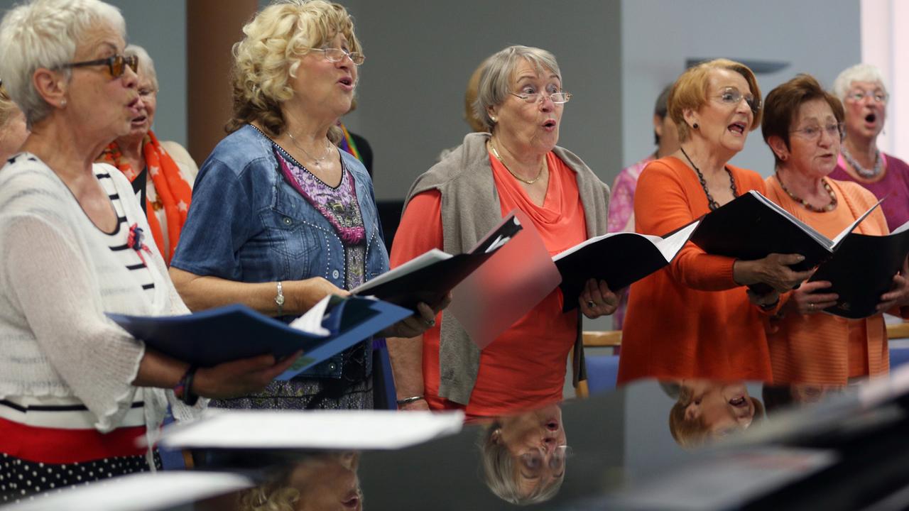 Die Mitglieder des Chors German Silver Singers singen bei einer Probe in Essen. Die Mitglieder des Chors German Silver Singers singen bei einer Probe in Essen.